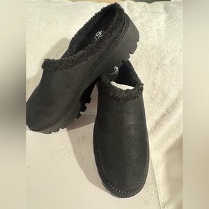 Dolce Vita Black Women’s Gracelyn Cozy Lug Sole Platform Mule in Black. Size 9.5